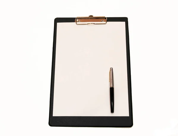 Une feuille de papier blanche avec un stylo monté sur un dossier — Photo