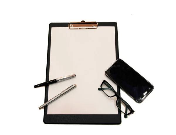 Uma folha branca de papel com caneta e smartphone — Fotografia de Stock