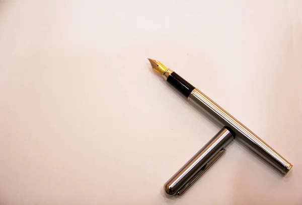 Kovové pero s ostrým perem — Stock fotografie
