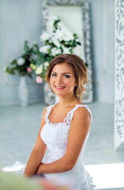 Lüks parlak oda beyaz gelinliği içinde güzel, nazik gelin