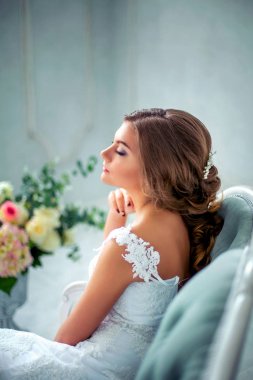 Lüks parlak oda beyaz gelinliği içinde güzel, nazik gelin