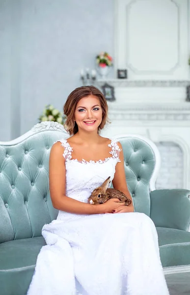 Güzel, nazik gelin gelinlik bir tavşan ile 