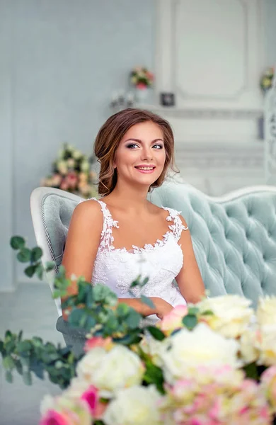 Lüks parlak oda beyaz gelinliği içinde güzel, nazik gelin