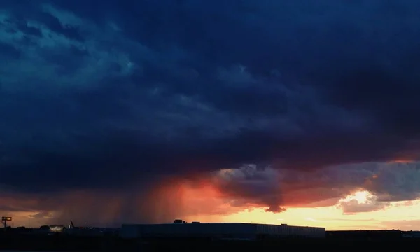 Schwarze Gewitterwolken — Stockfoto