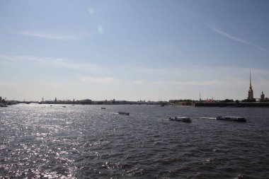 Zevk tekneler ile Neva Nehri'nin sularına bakan. Saint-Petersburg.