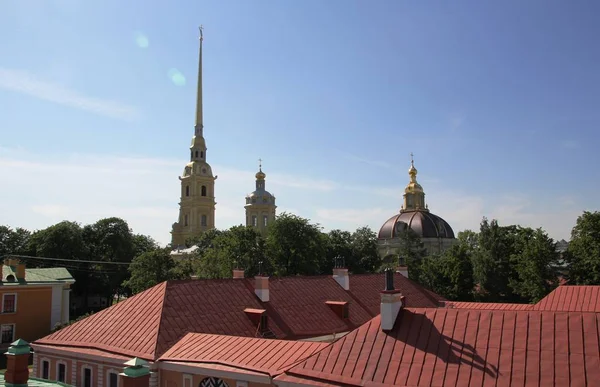 La torre del campanario de la Catedral de la fortaleza de Pedro y Pablo. San Petersburgo . — Foto de Stock