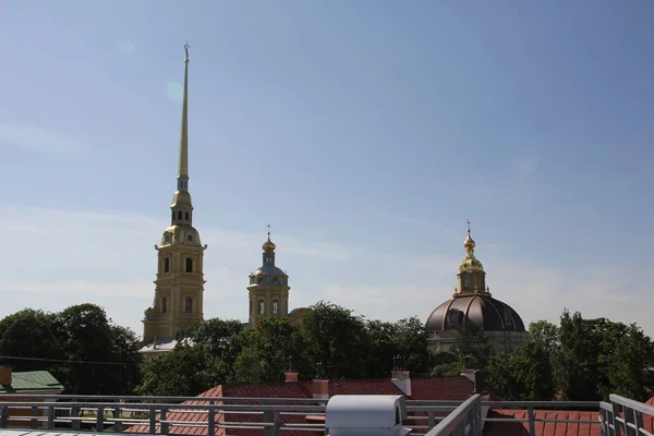 The spire of the bell tower of the Cathedral of the Peter and Paul fortress. Saint-Petersburg. — Stock Photo, Image