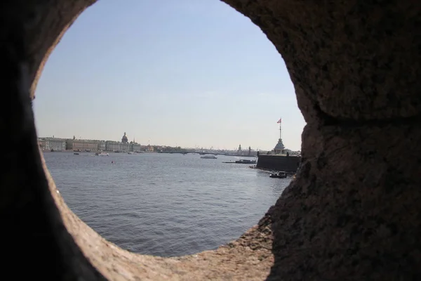 Veduta del terrapieno del Palazzo attraverso i merli della fortezza. San Pietroburgo — Foto Stock