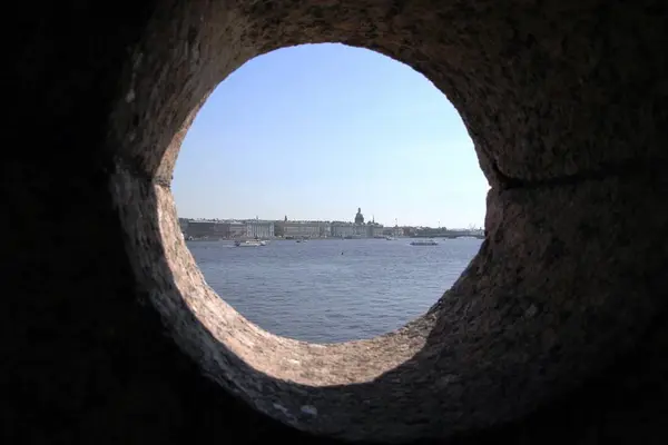 Vista del terraplén del Palacio a través de las almenas de la fortaleza. San Petersburgo — Foto de Stock