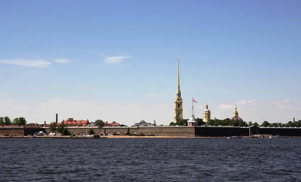 Pohled z pevnosti Petra a Pavla a řeka Něva. Petrohrad — Stock fotografie