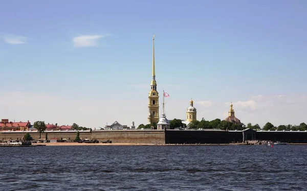 Vista de la fortaleza de Pedro y Pablo y el río Neva. San Petersburgo — Foto de Stock