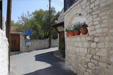 Kıbrıs köy eski dolambaçlı sokakları
