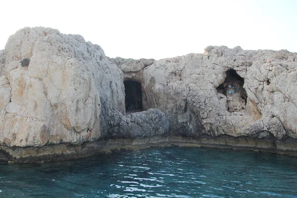 Mağaralar ile kayalık plaj