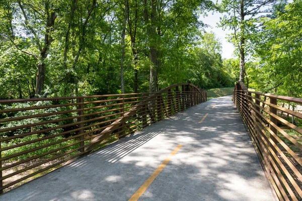Puente Metálico Con Barandillas Sendero Para Caminar Andar Bicicleta Árboles —  Fotos de Stock