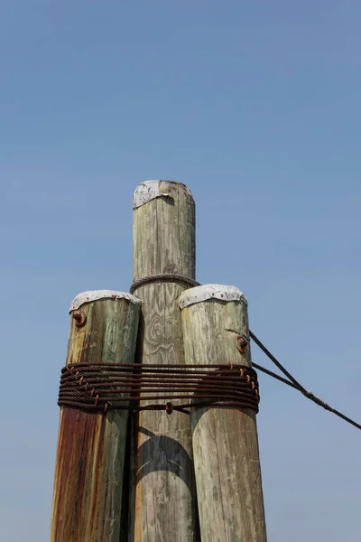 Apilamiento Delfines Con Tapas Metálicas Correas Cable Acero Oxidado Línea — Foto de Stock