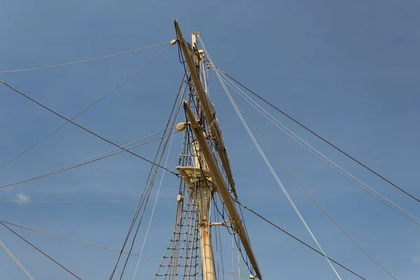 Blokkeren Tackelen Lijkwaden Mast Een Oude Zeilboot Blauwe Lucht Horizontaal — Stockfoto