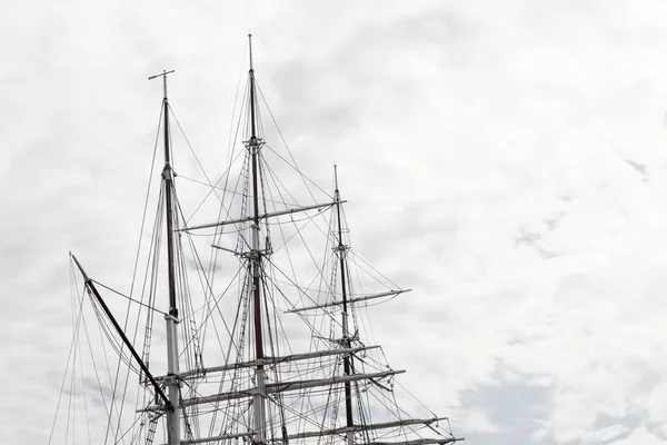 Uitgebreide Tuigage Een Drie Mast Hoog Schip Tegen Een Grijze — Stockfoto