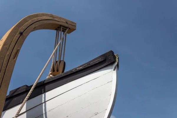 Bote Salva Vidas Madeira Vintage Ligado Guincho Contra Céu Azul — Fotografia de Stock