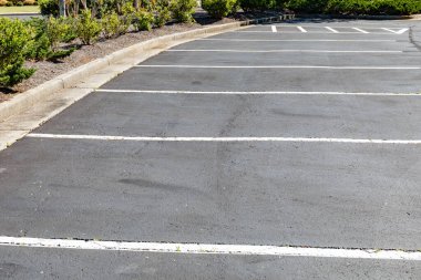 Çapraz ve düz park yeri, beton kaldırımlı asfalt, yatay görünüm