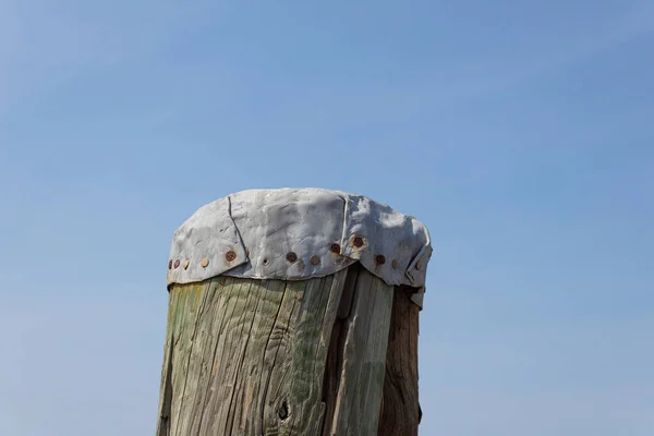 Stará Kovová Pilířová Čepice Ručně Tvarovaná Přibitá Vrchol Ošetřené Hromady — Stock fotografie
