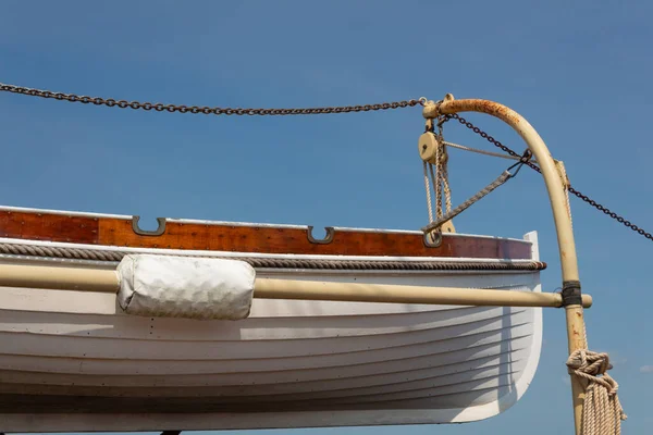 Velho Bote Salva Vidas Madeira Içado Lado Velho Navio Alto — Fotografia de Stock