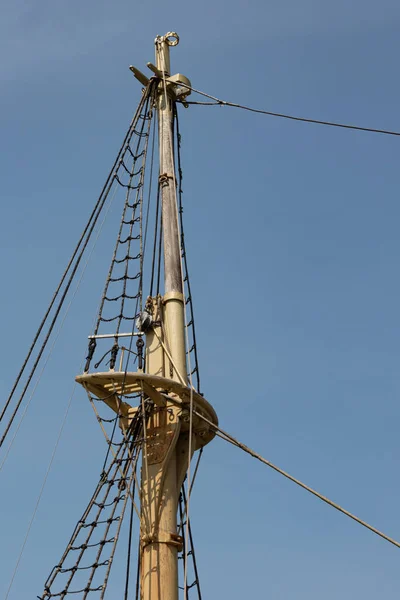 Vista Velho Mastro Navio Alto Com Aparelhamento Mortalhas Contra Céu — Fotografia de Stock