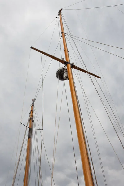 Två Master Från Stor Segelbåt Mot Stormig Himmel Med Moln — Stockfoto