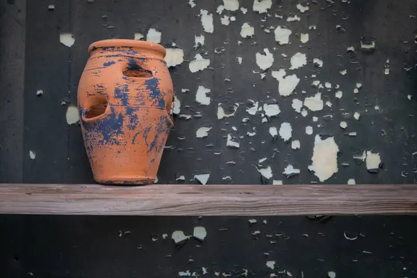 Vecchia Pentola Terracotta Ripiano Legno Con Peeling Vernice Texture Dietro — Foto Stock