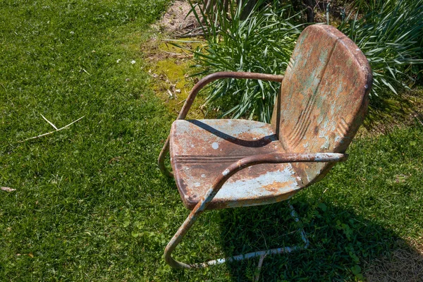 Cadeira Vazia Velha Enferrujada Metáfora Perda Morte Luto Aspecto Horizontal — Fotografia de Stock