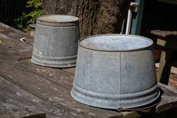 Par Baldes Galvanizados Uma Mesa Madeira Foco Seletivo Espaço Cópia — Fotografia de Stock