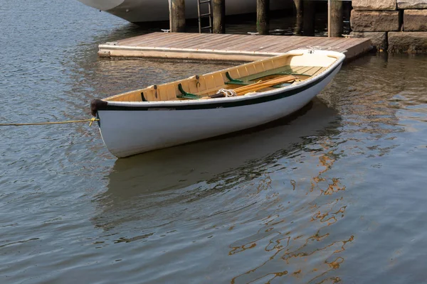 Kleines Weißes Ruderboot Mit Anlegestelle Und Steinmauer Horizontaler Aspekt — Stockfoto