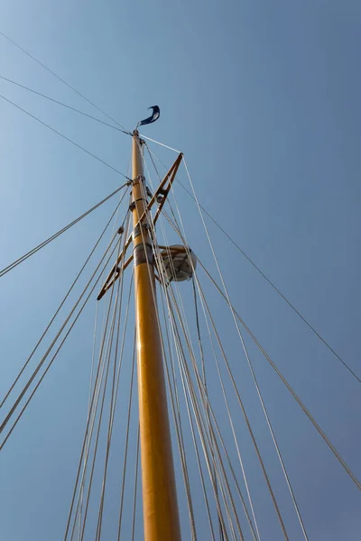 Enda Fartyg Masten Med Rigg Navigationsutrustning Mot Klarblå Himmel Vertikal — Stockfoto