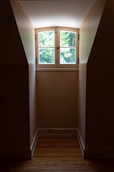 Innenansicht Einer Gaube Und Sehr Schmale Öffnung Einem Abgedunkelten Raum — Stockfoto