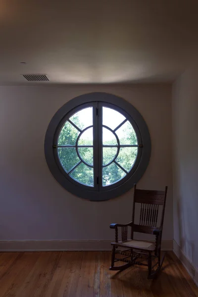 Großes Rundes Neuartiges Fenster Schummriges Zimmer Mit Altem Schaukelstuhl Metapher — Stockfoto