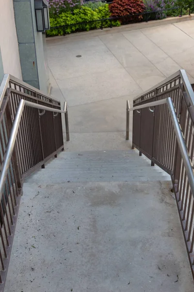 Blick Auf Eine Schmale Treppe Aus Beton Mit Geländern Aus — Stockfoto