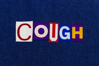 COUGH Coronavirus COVID-19 semptomu, kelime kolajı, dünya çapında grip virüsü bilgisi, mavi kot üzerine renkli harfler, yatay görünüm