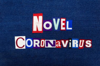 NOVEL CORONAVIRUS COVID-19, kelime kolajı, dünya çapında grip virüsü, hastalık salgını, mavi kot üzerine tipografi renkli harfler, yatay görünüm