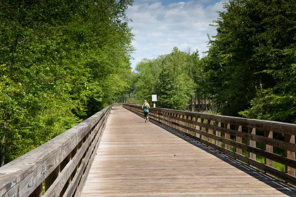 Frau Läuft Eine Lange Erhöhte Promenade Hinunter Leeres Zeichen Für — Stockfoto