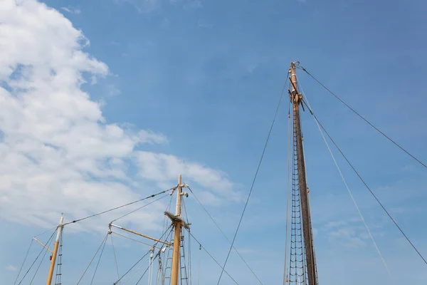 来自两艘不同帆船的三根桅杆 在蓝天与云彩交相辉映 航海背景与复制空间 水平面 — 图库照片