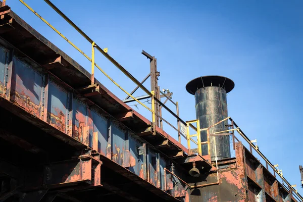 Eski Tren Rayları Paslanmış Soyulmuş Boyayla Ağır Terk Edilmiş Endüstriyel — Stok fotoğraf