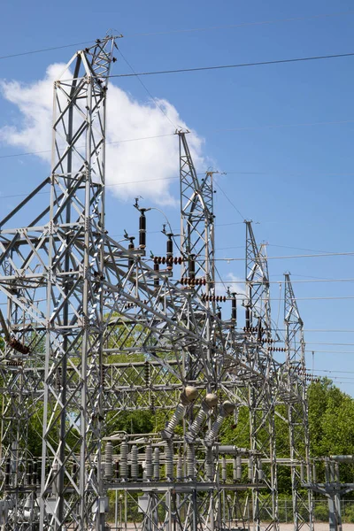 Structures Electrical Power Substation Reaching Treeline Blue Sky White Clouds — Stock Photo, Image