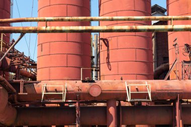 Sloss Furnaces Ulusal Tarihi Eserler, Birmingham Alabama USA, paslı metal plakalar yuvarlak yapılar, ağır sanayi manzarası, yatay görünüm
