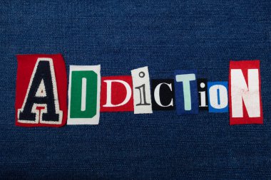 ADDICTION metin kelime kolajı, mavi kot üzerine renkli kumaş, istismar ve tedavi konsepti, yatay görünüm