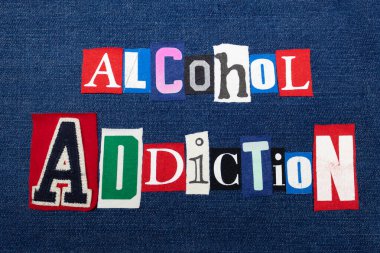 ALCOHOL ADDICTION metin kelime kolajı, mavi kot üzerine renkli kumaş, istismar ve tedavi kavramı, yatay görünüm