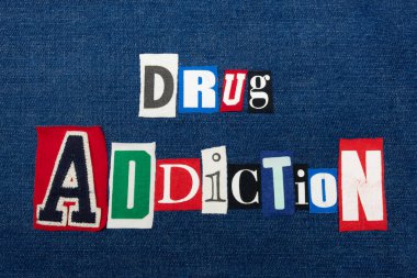 DRUG ADDICTION metin kelime kolajı, mavi kot üzerine renkli kumaş, istismar ve tedavi konsepti, yatay görünüm