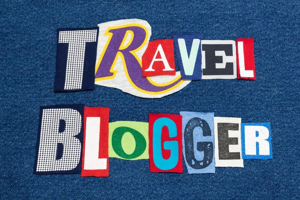 Travel Bloggger Tekst Słowo Kolaż Kolorowe Tkaniny Niebieskim Dżinsie Blogi — Zdjęcie stockowe