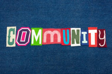 Mavi kot üzerine parlak renkli kumaş kolajı ile KOMUNITY metin sözcük kolajı, çeşitli harfler yaratıcılık çeşitliliği çizer, yatay görünüm