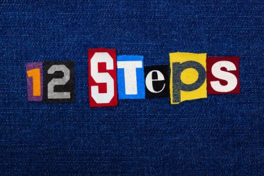 12 STEPS kelime kolajı, mavi kot üzerine çok renkli kumaş, bağımlılık ve düzelme konsepti, yatay görünüm