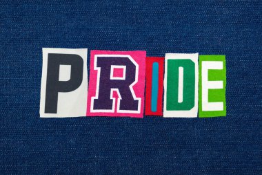 Kelime metninin PRIDE kolajı, mavi kot üzerine çok renkli kumaş, LGBTQ içerme konsepti, yatay görünüm