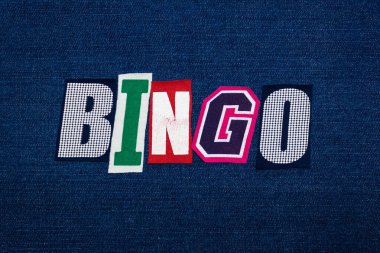BINGO kelime kolajı, mavi kot üzerine çok renkli kumaş, oyun gecesi konsepti, yatay görünüm